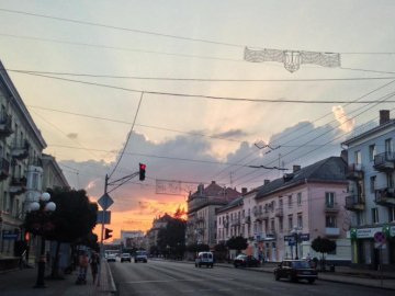 Хмари та кольори: красиві фото заходу сонця в Луцьку