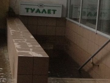 Через зливу у Луцьку люди «застрягли» у туалеті торгового центру, – очевидці. ФОТО