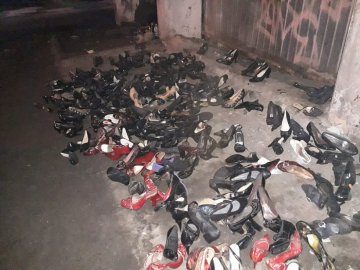 У Луцьку під мостом невідомий чоловік подарував безхатькам безліч пар взуття. ФОТО