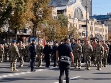 На репетиції параду воїни ЗСУ ще раз нагадали, ким є Путін. ВІДЕО 18+