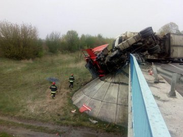 Легковик виїхав на зустрічну та протаранив вантажівку: на місці аварії працювало 15 рятувальників