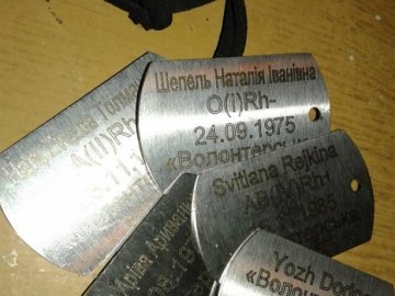 Волинські волонтери почали виготовляти іменні жетони для бійців