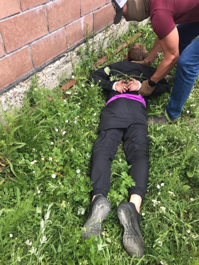 Опублікували фото із затримання у Луцьку поліцейського-наркоторговця