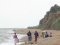 На Одещині на дикому пляжі знайшли присипане піском тіло дівчини. ВІДЕО
