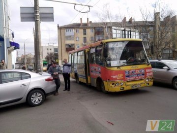Аварія у Луцьку: маршрутка в'їхала в іномарку