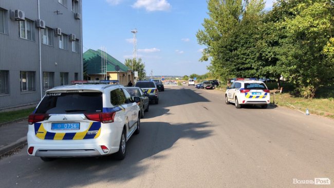 На нафтобазі у Луцьку – декілька екіпажів поліції і інші спецслужби: що сталося