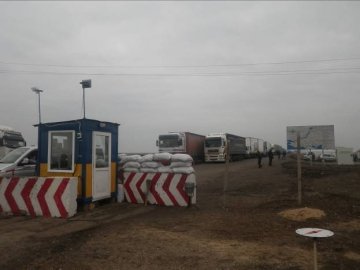 На кордоні в Криму величезні черги вантажних автомобілів