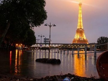 У Парижі через негоду зачинили Лувр. ФОТО