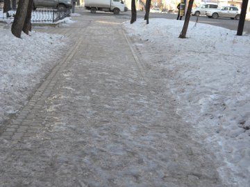 Мер Луцька просить комунальників «не розслаблятися» з тротуарами
