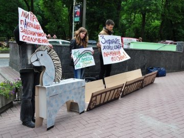 У Львові протестували проти відміну потягу «Ковель ‒ Чернівці». ФОТО
