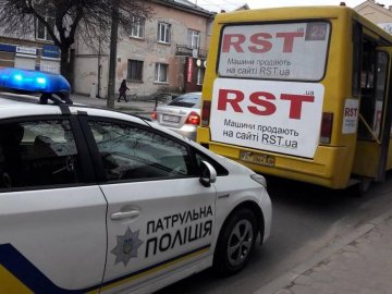 У Луцьку патрульні склали протоколи на водія маршрутки і двох її агресивних пасажирів 