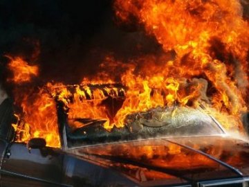 У Нововолинську згоріло авто з водієм: розповіли подробиці
