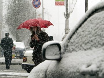 Синоптики попереджають про мокрий сніг, ожеледицю та сильний вітер в Україні