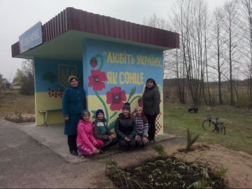 У Шацькому районі діти «українізували» зупинку