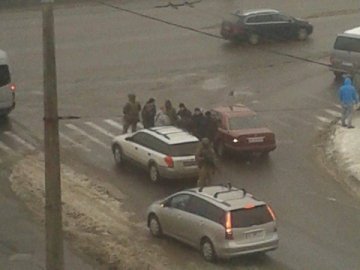 У Луцьку посеред вулиці затримали на хабарі працівника СБУ