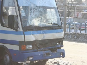 Аварія у Луцьку: один автобус врізався в інший. ФОТО. ОНОВЛЕНО