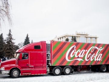 Центр Луцька «поставила на вуха» новорічна фура «Coca-Cola». ФОТО