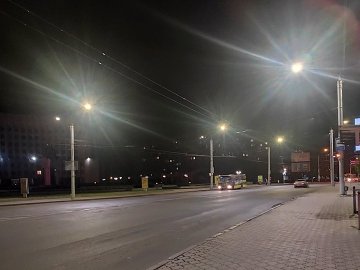 У Луцьку на вулиці Рівненській встановлюють сучасне LED-освітлення