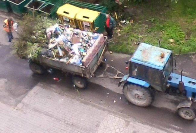 У місті на Волині сортоване сміття скидають в один причіп. ФОТО