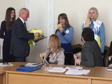 Олександр Савченко нагородив волинянок, які виступали на Паралімпіаді. ФОТО