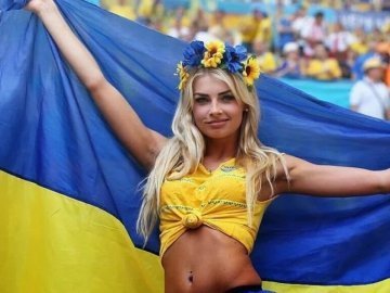 Українська красуня-вболівальниця стала зіркою ЄВРО-2016. ФОТО