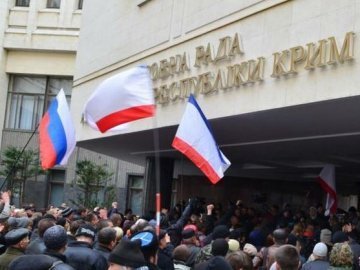 У Криму блокують парламент із вимогою відділитися від України