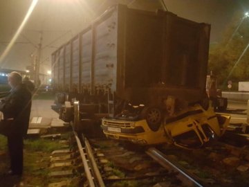 В Одесі вантажний поїзд розчавив авто