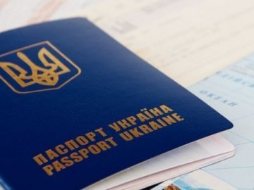 В паспортах українців російську мову хочуть замінити на англійську