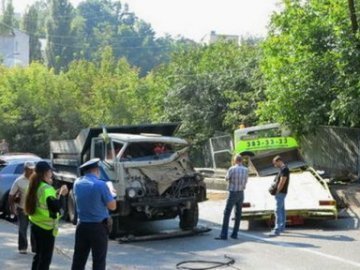 Страшна аварія у Києві: розбились евакуатор, КамАЗ, автобус і позашляховик
