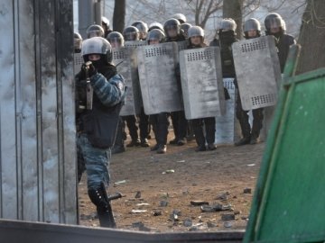 У Києві «Беркут» зачищає барикади