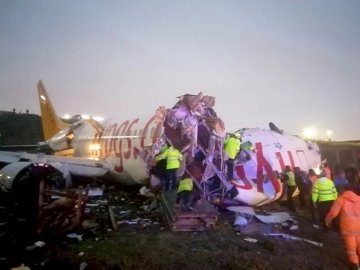 Розвалився навпіл та загорівся: у Стамбулі літак зі 177 пасажирами викотився зі злітної смуги. ВІДЕО