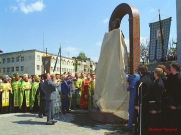 15 років тому в Луцьку відкрили пам'ятник Миколаю: старі фото