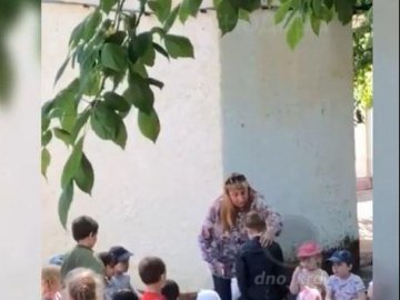 Виховання по-російськи: завідувачка дитсадка змусила дитину цілувати землю. ВІДЕО 