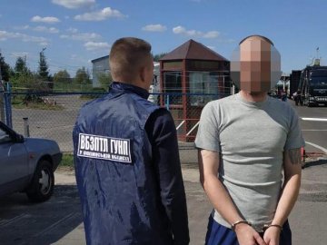Волинські поліцейські видворили з України білоруса-злочинця