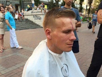 Київський перукар безкоштовно стриже безхатченків. ФОТО