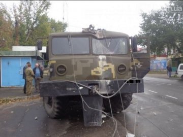 У Первомайську військовий тягач розтрощив стовп біля зупинки. ФОТО
