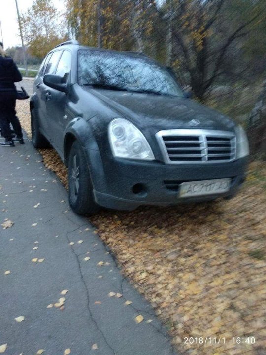 У Луцьку водійка-порушниця втекла від муніципалів на машині чоловіка. ФОТО