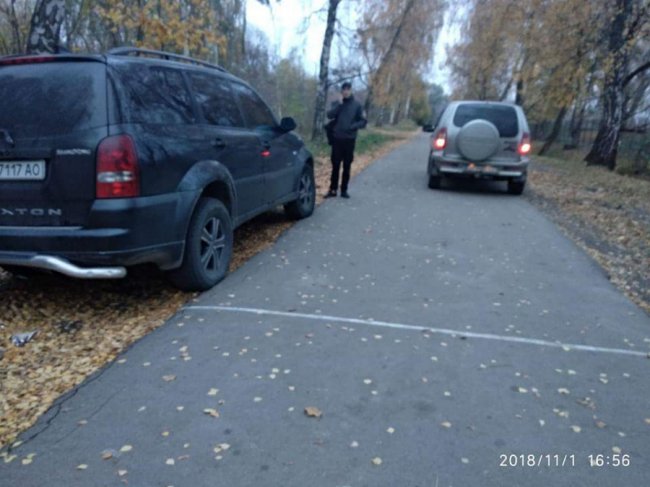 У Луцьку агресивна водійка-порушниця втекла від муніципалів на машині чоловіка. ФОТО