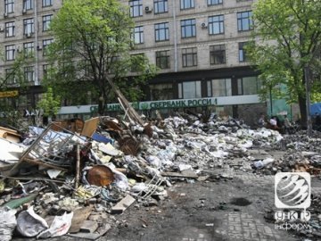Центр Києва поволі звільняють від барикад. ФОТО