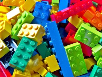 Для першокласників Волині передали ігрові набори LEGO
