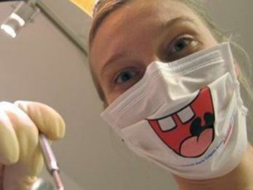 У Луцьку невідома інтерн, порушуючи правила гігієни, перевіряла зуби у дітей