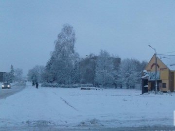 Снігові замети біля  «Ягодина»: автівки не можуть проїхати 