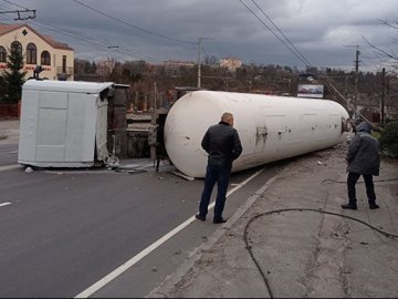 У Житомирі перекинулася цистерна з газом, евакуювали жителів двох будинків