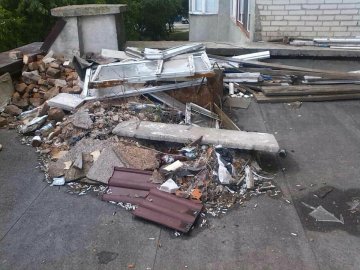 Вміло приховали: у Луцьку муніципали виявили купу будівельного сміття на даху