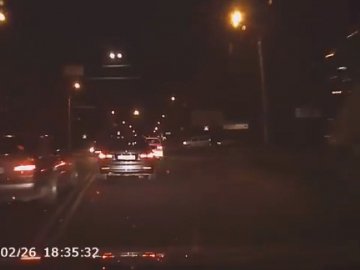 Небезпечний обгін: у Луцьку автохам на BMW вдарив інше авто та втік. ВІДЕО