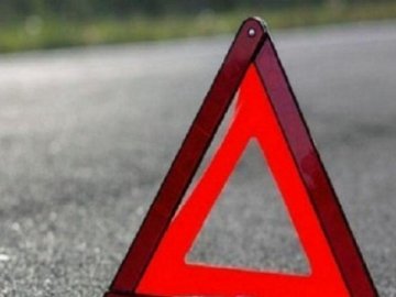 Ворота протаранили машину: аварія в Луцьку