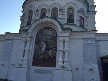На церкві в Полтаві зображено, як кінь Петра І топче український прапор. ФОТО