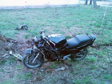 Аварія на Волині: мотоцикліст на великій швидкості врізався у дерево. ФОТО