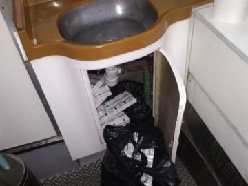 З димком і запашком: на Волині у туалеті польського поїзда знайшли нелегальні цигарки. ФОТО