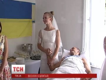 У київському госпіталі відгуляли подвійне солдатське весілля. ВІДЕО